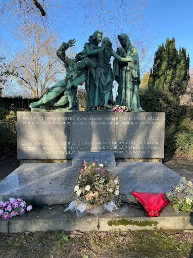 Pere Lachaise Cemetery Famous People